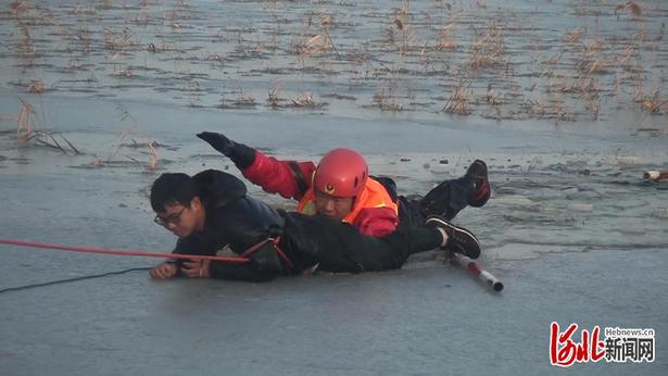 17岁男孩坠入冰窟 河北南宫消防成功救助