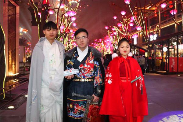 穿华服到曲江过大年 感受盛唐文化体验传统年味