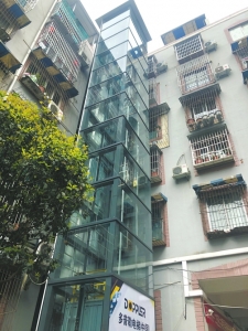 （今日热点3，导航成都，移动端）成都电梯“新政”实施后 首个老旧小区加装电梯投用