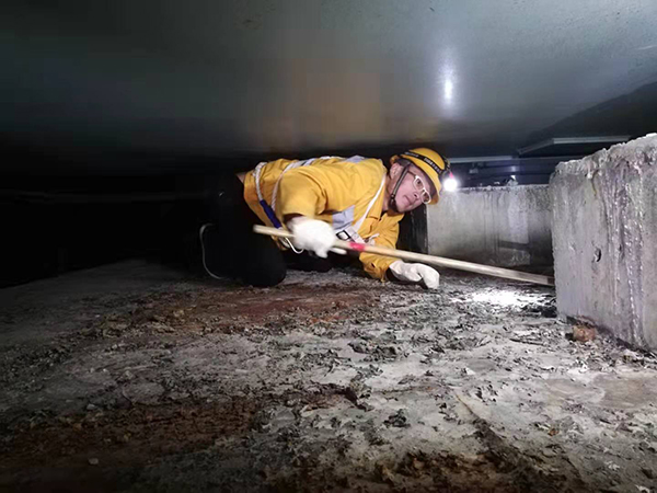 「澎湃新闻网」新春走基层｜凌晨0点到4点，他们为大桥做“体检”