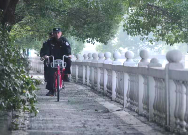 新鲜 沪松江区小昆山派出所民警不开警车改骑自行车
