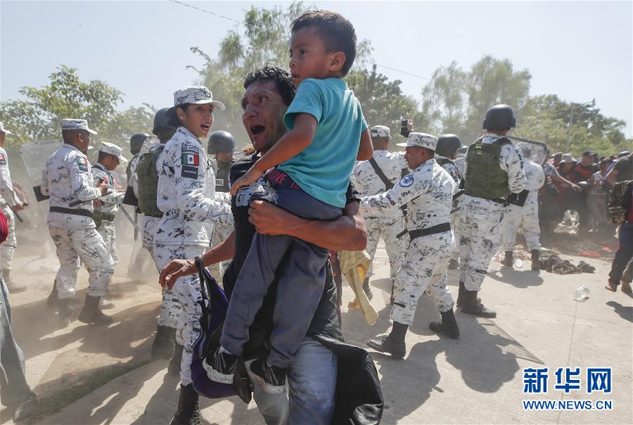 【新华网】大量中美洲移民试图进入墨西哥