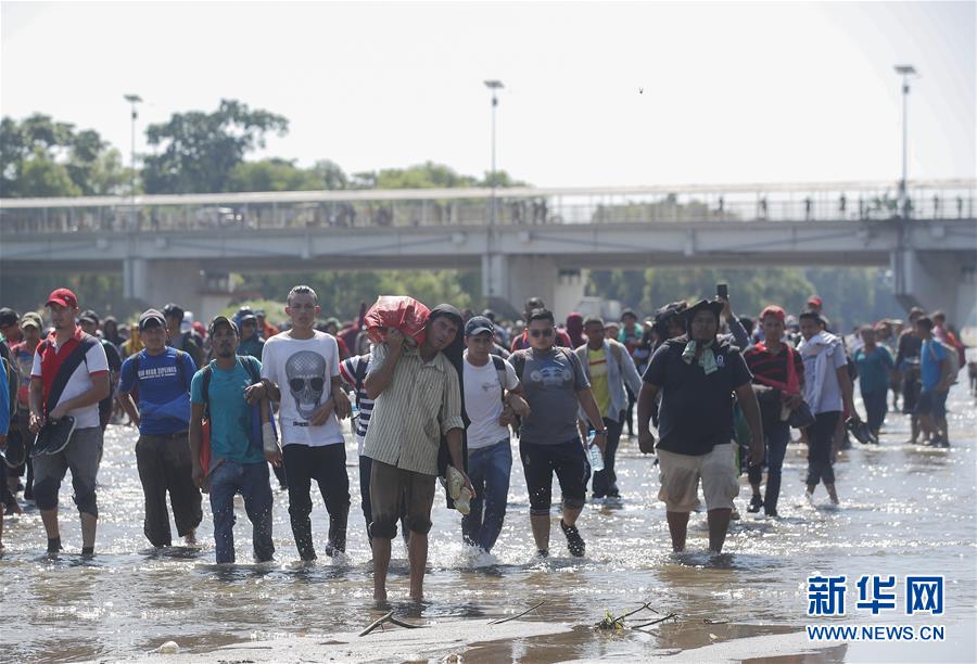 【新华网】大量中美洲移民试图进入墨西哥