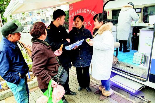 武汉市青山区食药监督局将食品安全快速检测车开进社区