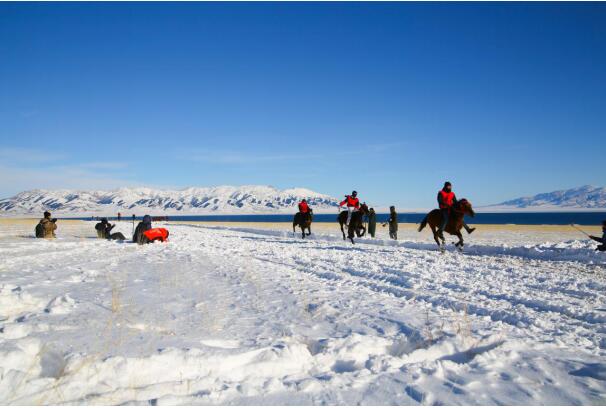 畅游新疆冰雪世界，赛里木湖冰雪节邀你冰上过春节