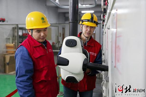石家庄：新型电力智能巡检机器人投入使用
