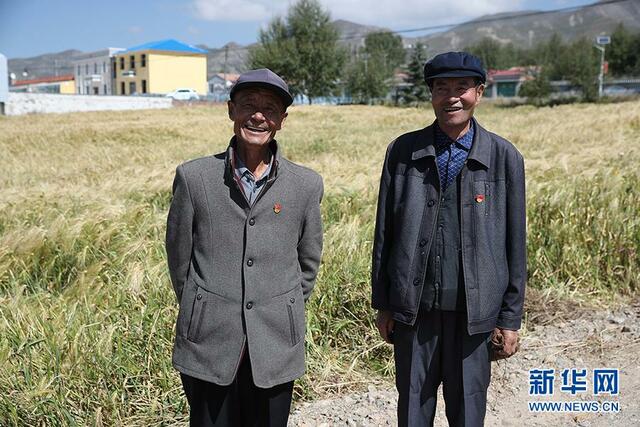 东达村党员徐国才(左一),杨发财接受记者采访,他们也是东达村的致富
