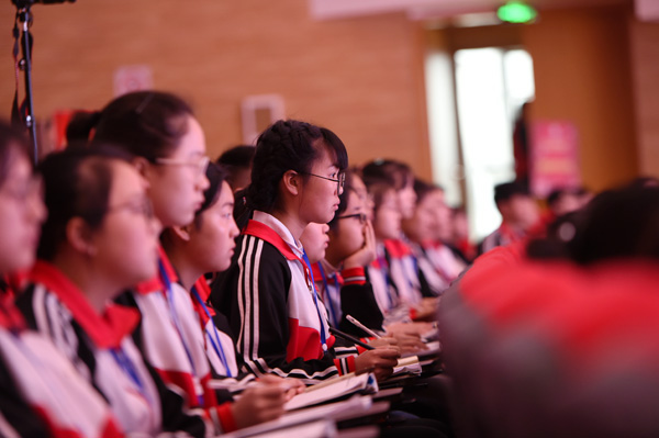 图片默认标题_fororder_学生们边听边记录感动点--（摄影-王宇）