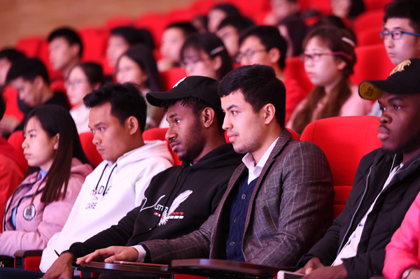 图片默认标题_fororder_四川轻化工大学宜宾校区的学生认真倾听故事--(摄影-王宇）