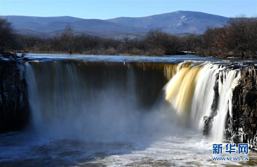 黑龙江镜泊湖飞瀑“逆”冬展奇观 黑龙江镜泊湖飞瀑“逆”冬展奇观
