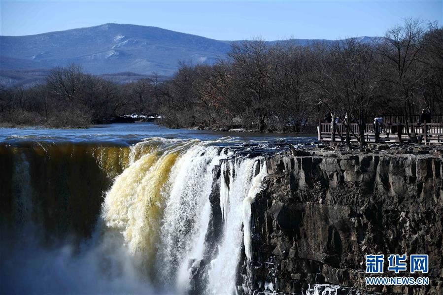 黑龙江镜泊湖飞瀑“逆”冬展奇观 黑龙江镜泊湖飞瀑“逆”冬展奇观
