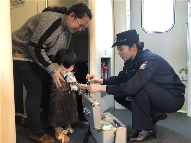 女警李思思：福港高铁上的“铿锵玫瑰”