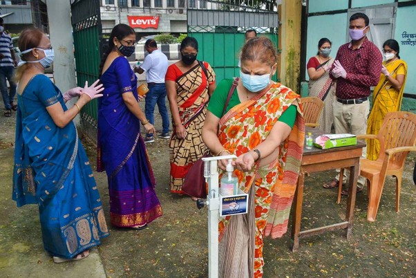 印度新增75083例新冠肺炎确诊病例 累计超556万例