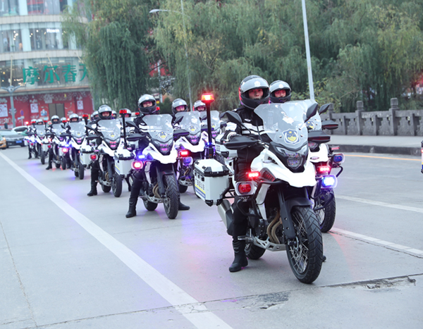 图片默认标题_fororder_1巡警在三号桥头巡逻-(摄影-廖小兵）