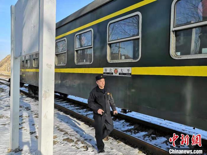 「中新网」开往太行山的绿皮“年货列车”助村民走上脱贫路