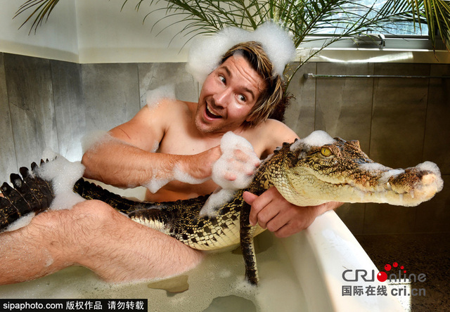 澳动物学家开私人动物园 与鳄鱼鹦鹉共浴