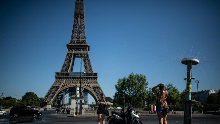 巴黎埃菲尔铁塔因出现爆炸威胁进行人员疏散 周边暂时封锁