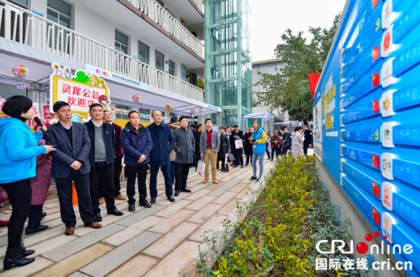 图片默认标题_fororder_6领导及嘉宾听取孵化园相关介绍（摄影-廖志全）