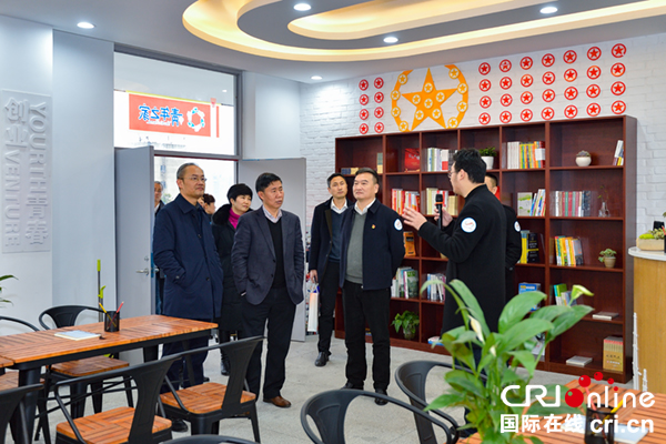 图片默认标题_fororder_7领导及嘉宾参观孵化园（摄影-廖志全）