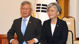丈夫不顾疫情赴美旅行 韩国外长道歉_fororder_1111