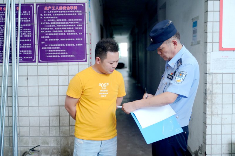 【B】重庆高新区警察李明:扎根基层26年 扮好服务群众的“四种角色”