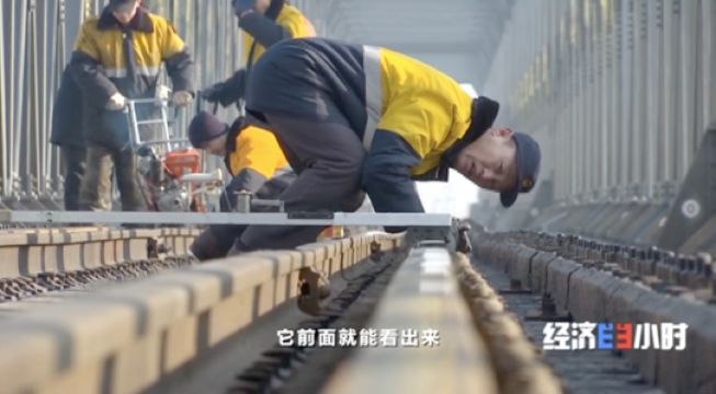 刷脸进站、自动驾驶！京张高铁将“人”字画成“大”字！这段路，中国走了110年...