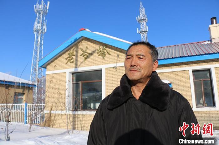 [中新网]坚守大山车站35年的老梁：安全接发火车20多万列