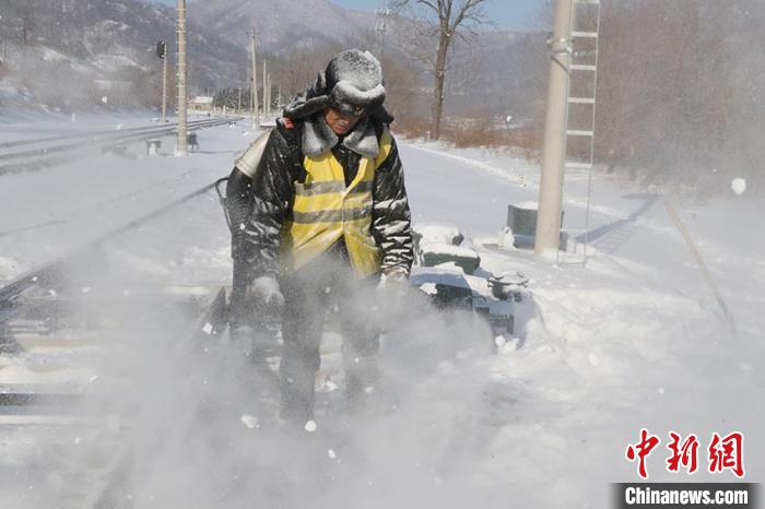 [中新网]坚守大山车站35年的老梁：安全接发火车20多万列