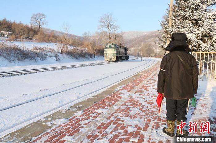 [中新网]坚守大山车站35年的老梁：安全接发火车20多万列