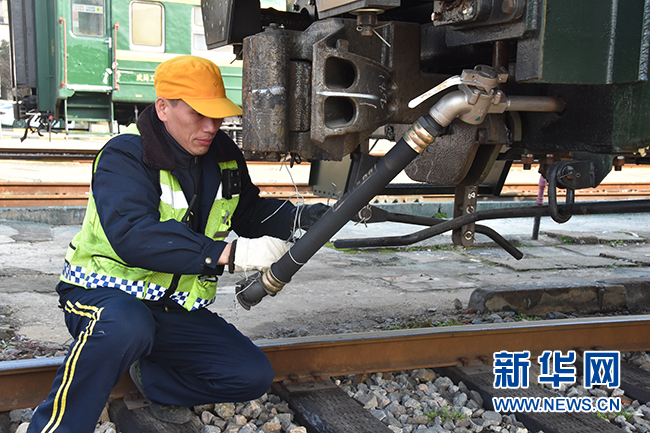 [新华网](新春走基层)春运列车“穿针引线”人