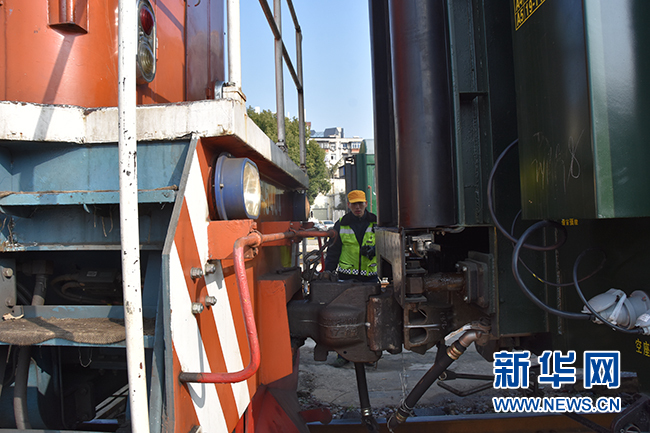 [新华网](新春走基层)春运列车“穿针引线”人