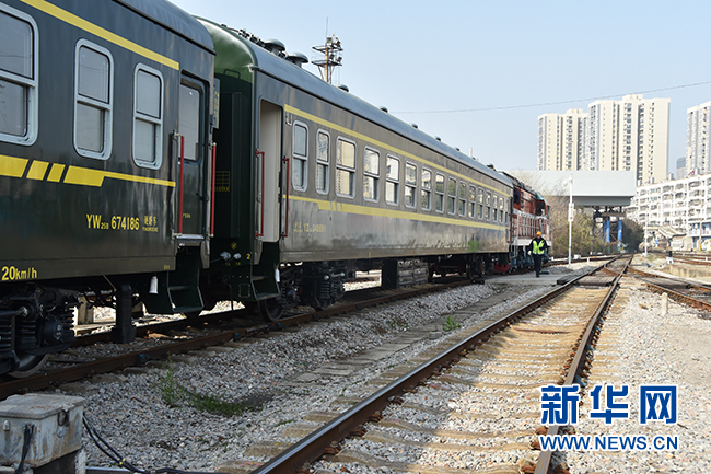 [新华网](新春走基层)春运列车“穿针引线”人