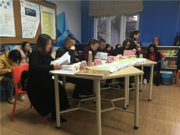 图片默认标题_fororder_专家评审组查阅课题的过程性资料（泡桐树幼儿园苏坡分园-供图）