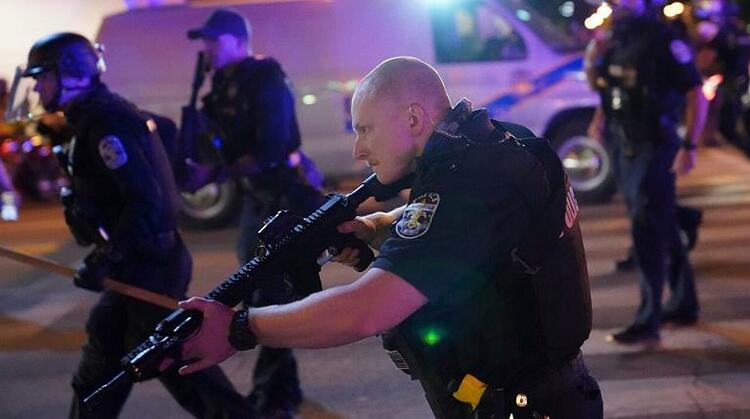 射杀非裔女子案发酵：两名警察在美国肯塔基州示威活动中被枪击
