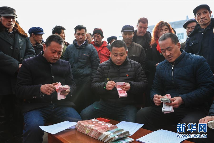 【新华网】【新春走基层】广场分红话年景