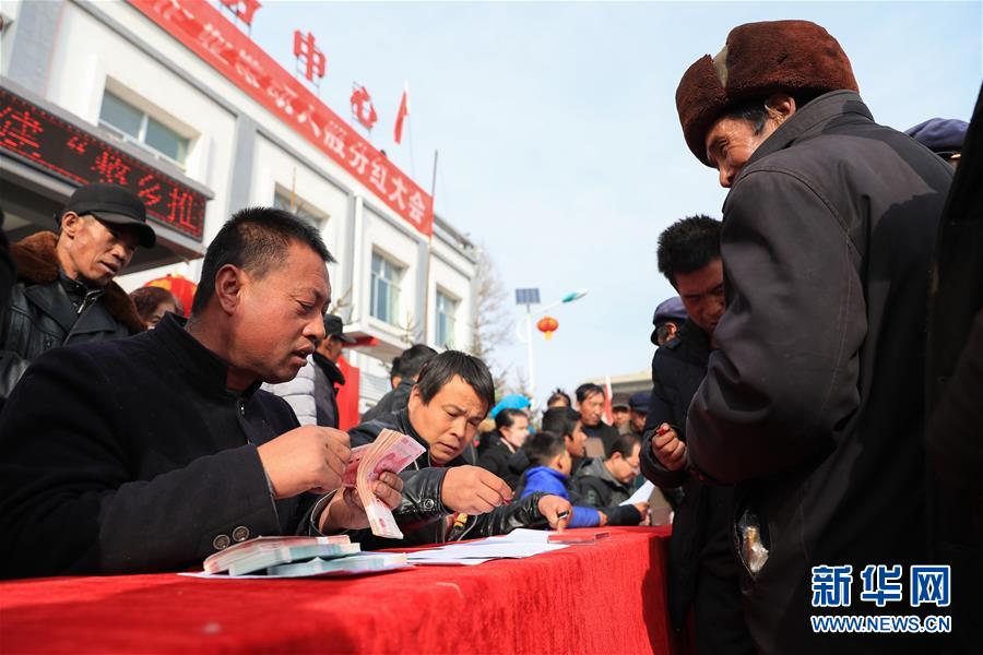 【新华网】【新春走基层】广场分红话年景