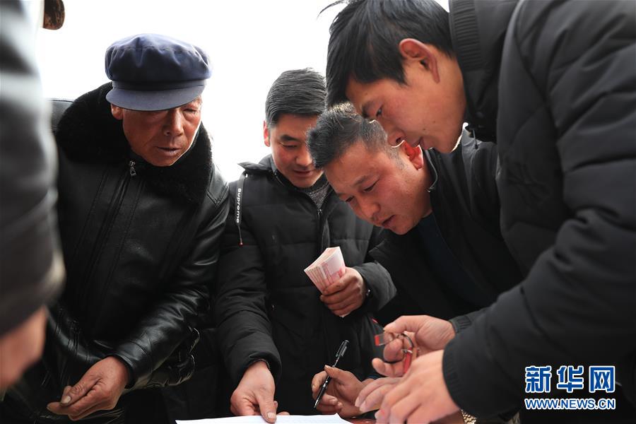 【新华网】【新春走基层】广场分红话年景