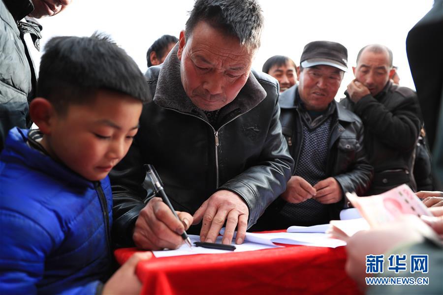 【新华网】【新春走基层】广场分红话年景