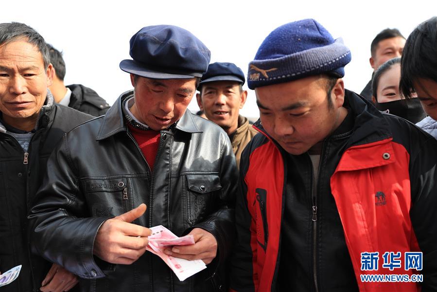 【新华网】【新春走基层】广场分红话年景