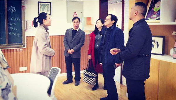 图片默认标题_fororder_与教师交谈（四川大学附属中学西区学校-供图）