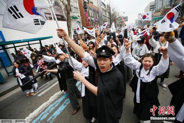 韩国民众高举国旗游行纪念"三一节"到来