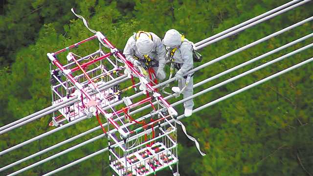 【城市远洋带图】世界首次山地特高压线路直升机带电作业在重庆完成