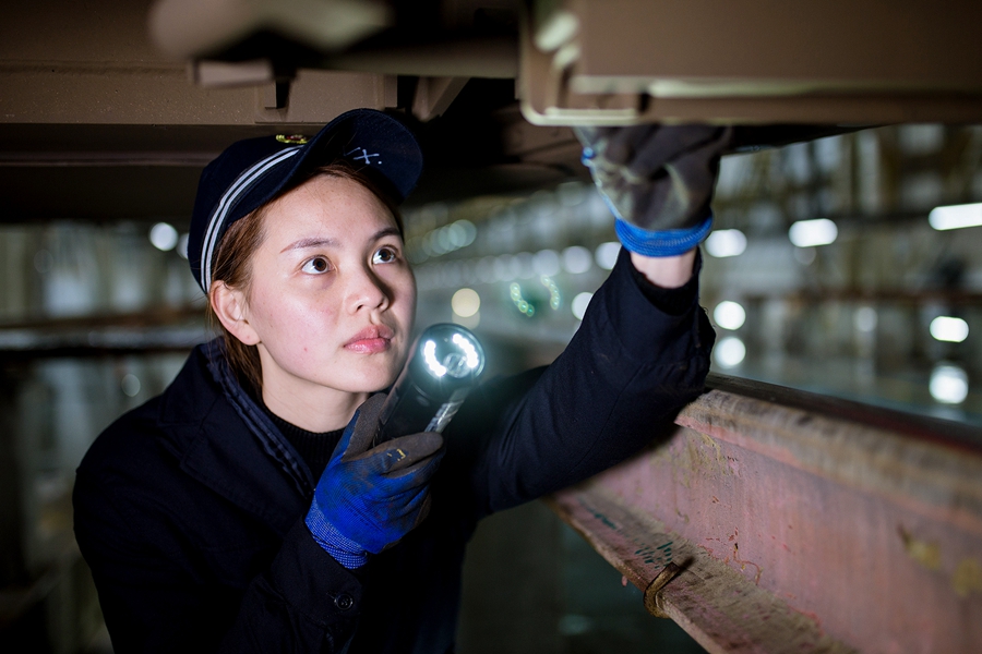 中国青年网■【新春走基层】高铁“啄木鸟”：啄出隐患守护春运安