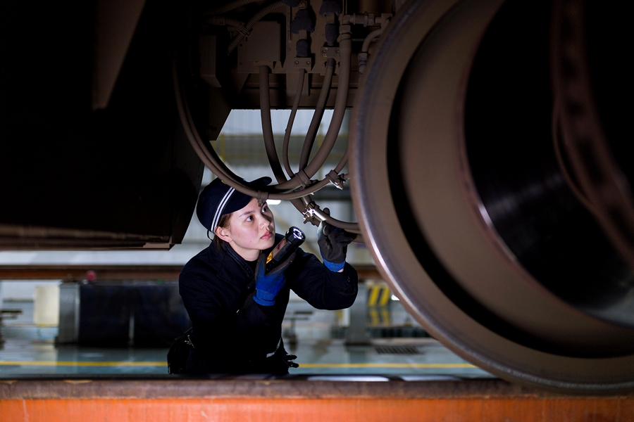 中国青年网■【新春走基层】高铁“啄木鸟”：啄出隐患守护春运安