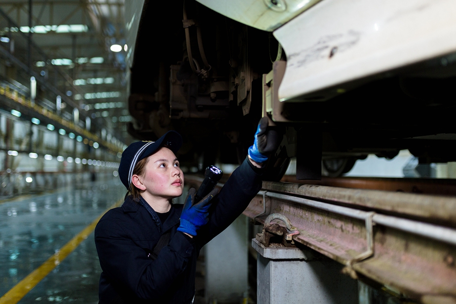 中国青年网■【新春走基层】高铁“啄木鸟”：啄出隐患守护春运安