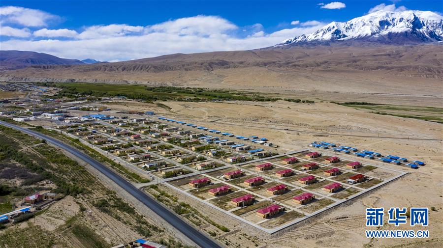 旗引天山南北 谱写发展新篇——以习近平同志为核心的党中央关心新疆工作纪实 旗引天山南北 谱写发展新篇——以习近平同志为核心的党中央关心新疆工作纪实