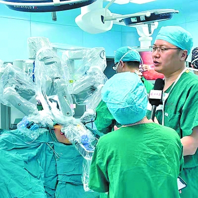 美籍华人打“飞的”来汉做机器人手术