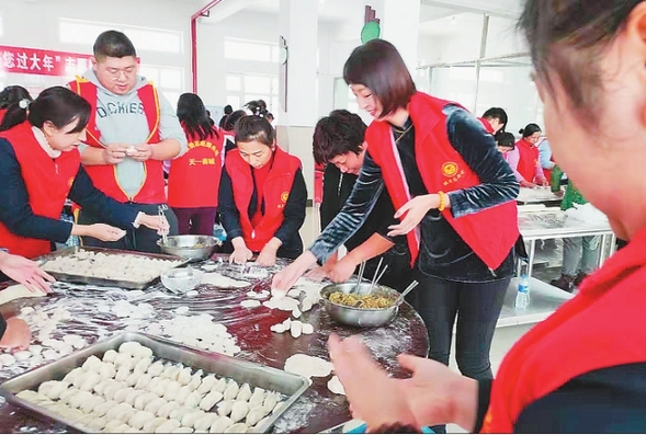 延寿志愿者包2.5万个饺子送爱心