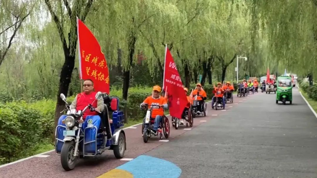 【灞桥•文明】太励志了!残疾人街头捡垃圾跳广场舞 希望用实际行动鼓舞更多残疾人走出家门