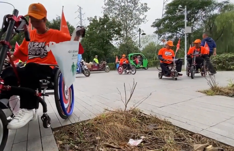 【灞桥•文明】太励志了!残疾人街头捡垃圾跳广场舞 希望用实际行动鼓舞更多残疾人走出家门